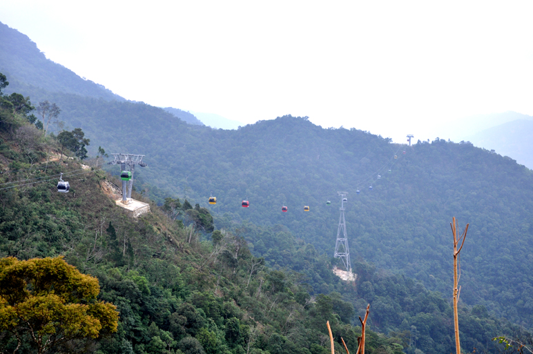 Đường cáp treo giúp du khách tiết kiệm thời gian, công sức để tới chùa Ngoạ Vân trên đỉnh núi nhanh hơn.