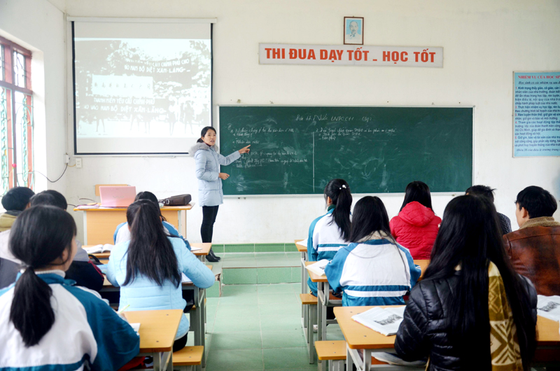 Tiết ôn tập môn lịch sử của học sinh lớp 12A1, Trường THPT Bình Liêu (huyện Bình Liêu).