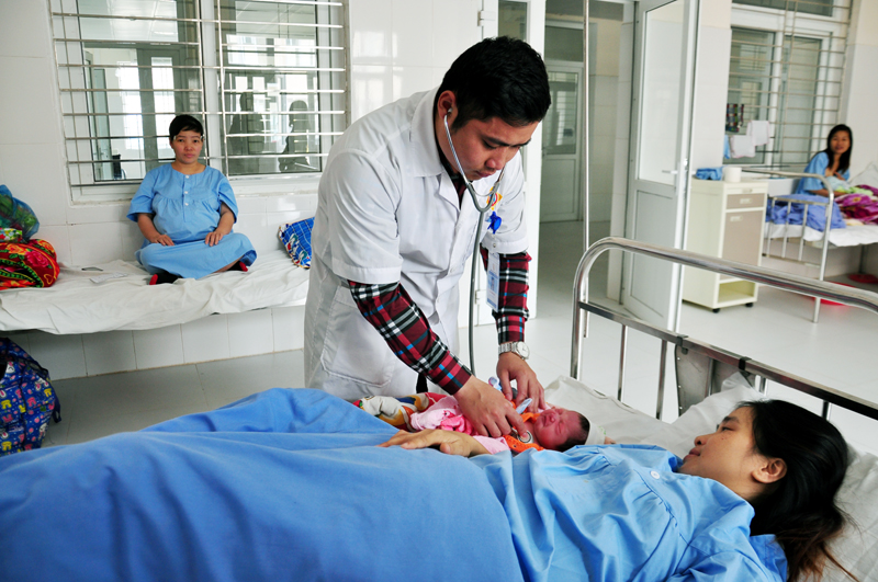 Bác sĩ thăm khám cho bệnh nhân tại Khoa sản, Trung tâm Y tế TX Quảng Yên.