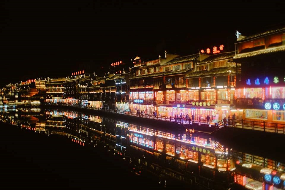 Ánh đèn từ dãy nhà gỗ cổ hai bên bờ sông soi xuống mặt nước, tạo nên cảnh sắc huyền ảo, cổ kính làm cho ta liên tưởng đến phố cổ Hội An của Việt Nam.