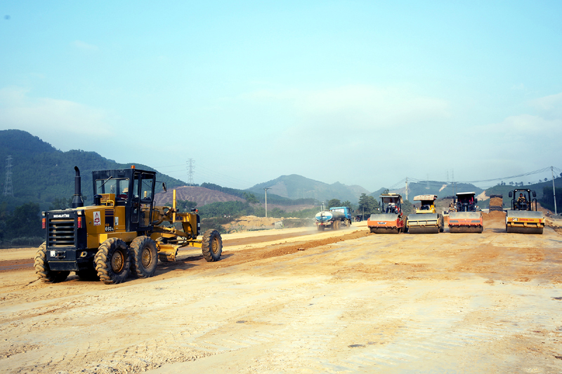 Cao tốc Hạ Long - Vân Đồn: Đang tập trung đẩy nhanh tiến độ thi công nền của 9 gói thầu đường, sẵn sàng thảm mặt đường vào tháng 7-2017...