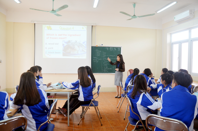 Tiết học tiếng Anh của sinh viên lớp Đại học Quản trị Lữ hành K1, Trường Đại học Hạ Long.  