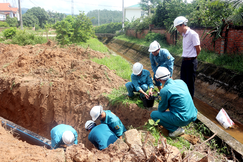 Công nhân Công ty CP Nước sạch Quảng Ninh thi công lắp đặt đường ống dẫn nước vào các hộ dân phường Mạo Khê (TX Đông Triều).