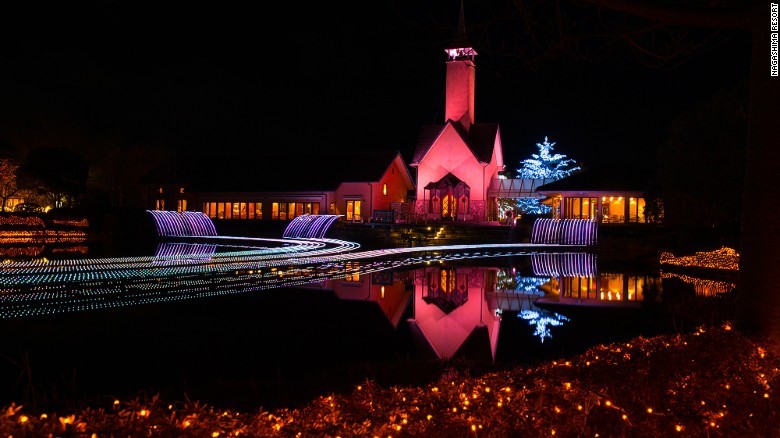 Khu nghỉ dưỡng này cũng có một trong những công viên giải trí lớn nhất Nhật Bản, nổi bật với quảng trường lớn tràn ngập hoa. Lễ hội ánh sáng Nabana No Sato sẽ kéo dài tới ngày 7/5.