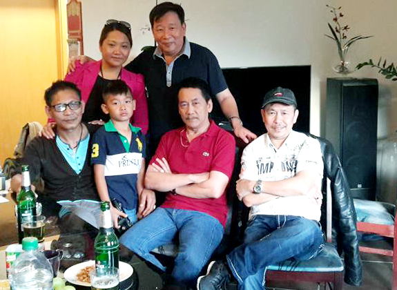 Nghệ sĩ Vùng mỏ Trần Câu (áo đỏ, hàng ngồi) và gia đình, bạn bè tại Thụy Điển.  Ảnh: Nhân vật cung cấp