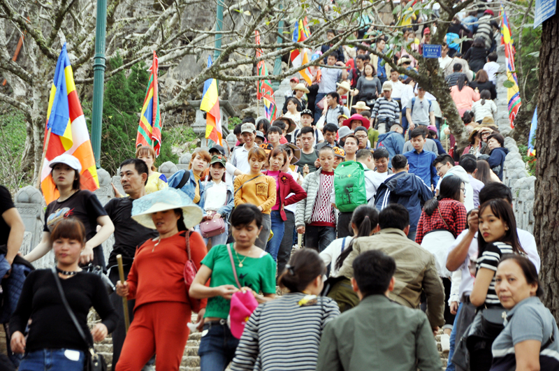 Khách du lịch hành hương về Yên Tử tăng đột biến trong ngày mùng 9 Tết.