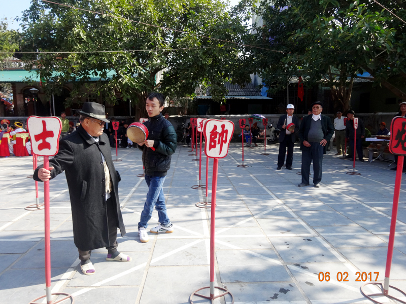 Đánh cờ người tại Lễ hội đình Cốc, phường Phong Cốc (TX Quảng Yên).