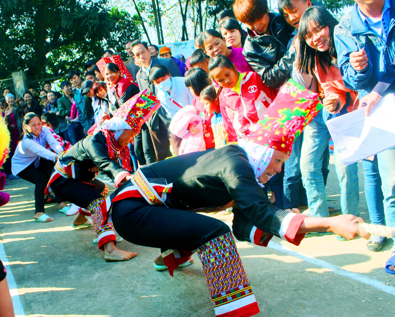 Chị em phụ nữ người Dao Thanh Phán xã Tình Húc (Bình Liêu) tham gia trò chơi kéo co vui xuân.