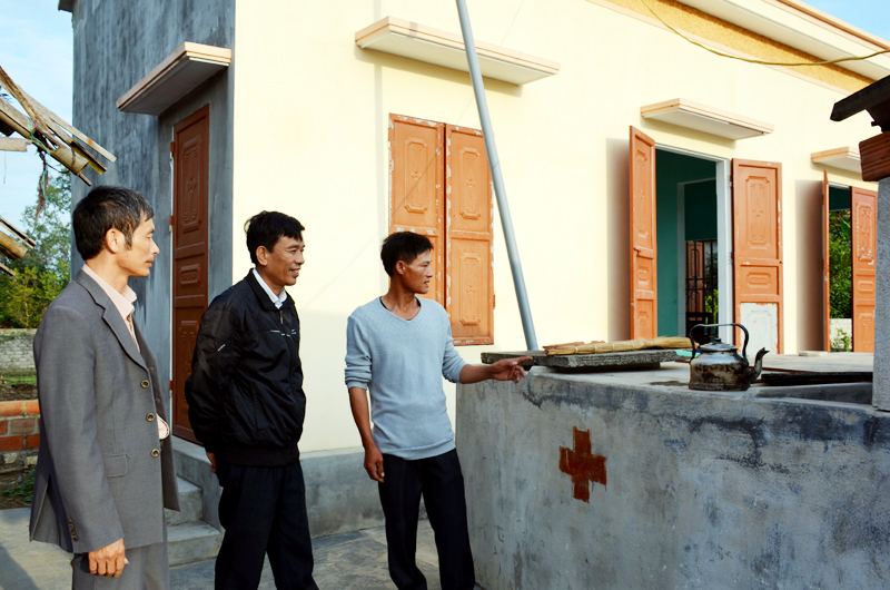Các bể chứa nước mưa của người dân xã Tiền Phong, TX Quảng Yên không đủ sử dụng cho sinh hoạt nên họ phải dùng nước từ ao, hồ, kênh, rạch.