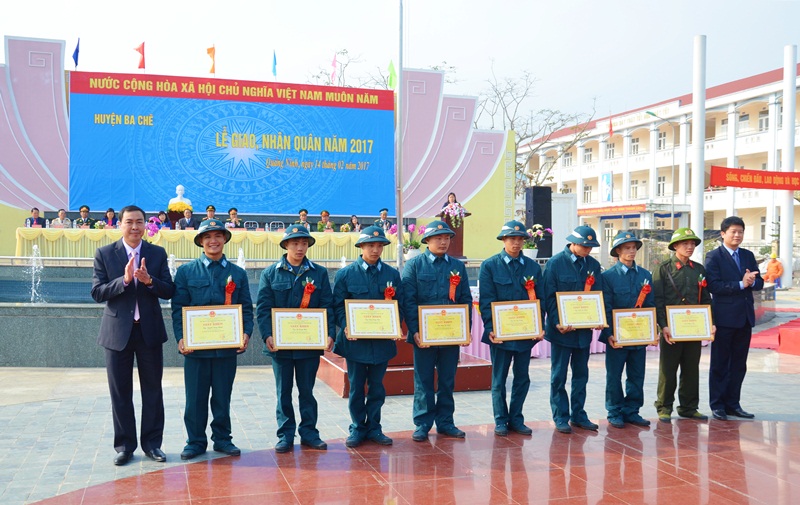 Các đồng chí lãnh đạo huyện Ba Chẽ tặng quà