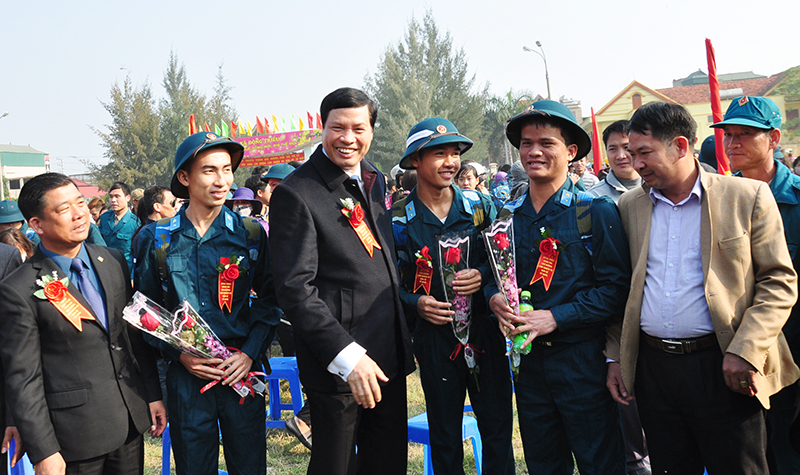 Chủ tịch UBND tỉnh Nguyễn Đức Long dự lễ giao nhận quân tại TX Đông Triều