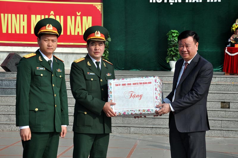 Đồng chí Nguyễn Văn Hưởng, Trương Ban Dân vận Tỉnh ủy tặng quà của Tỉnh cho đơn vị nhận tân binh.