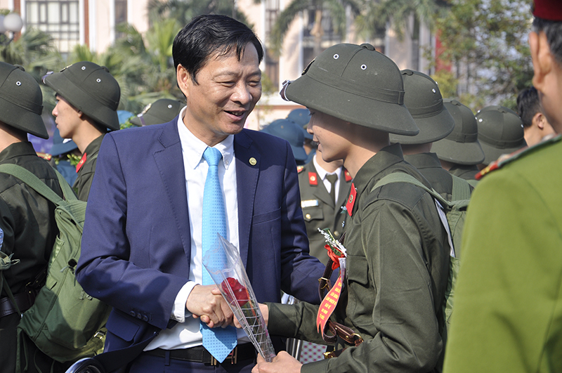 Bí thư Tỉnh ủy Nguyễn Văn Đọc dự lễ giao nhận quân năm 2017 tại TP Hạ Long