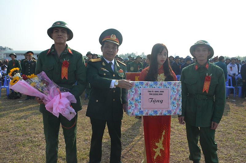 Lãnh đạo Bộ CHQS tỉnh tặng hoa chúc mừng tân binh. 