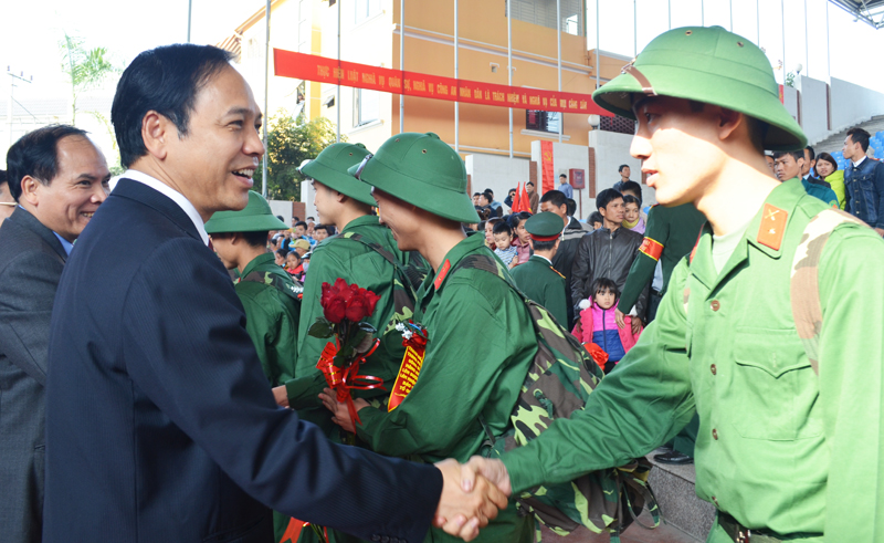 Đồng chí Phó Chủ tịch thường trực UBND tỉnh Đặng Huy Hậu tiễn 176 tân binh Uông Bí lên đường nhập ngũ