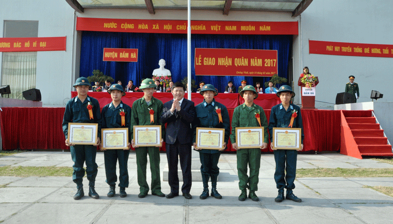 Lãnh đạo huyện Đầm Hà khen thưởng cho những công dân viết đơn tình nguyện lên đường nhập ngũ đợt này