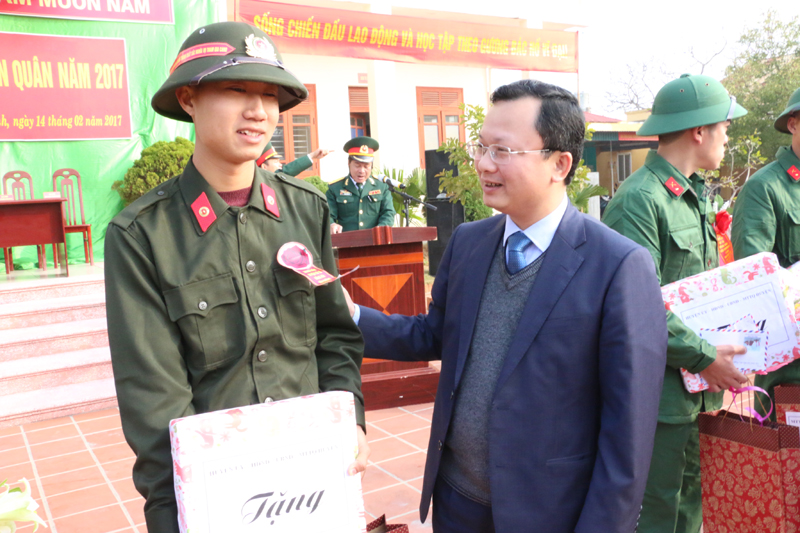 Đồng chí Cao Tường Huy, Ủy viên BTV Tỉnh ủy, Trưởng Ban Tuyên giáo Tỉnh ủy động viên tân binh lên đường thực hiện nghĩa vụ quân sự.