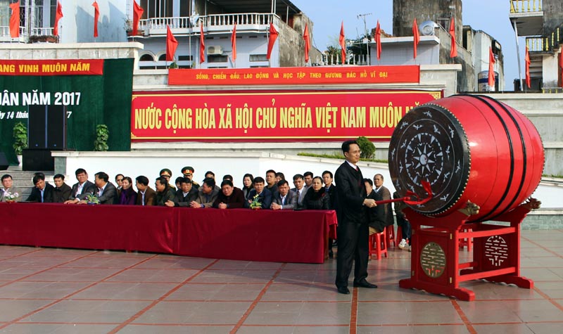 Đồng chí Nguyễn Mạnh Cường, Chủ tịch UBND huyện- Chủ tịch Hội đồng nghĩ vụ quân sự huyện Hải Hà gióng trống giao quân