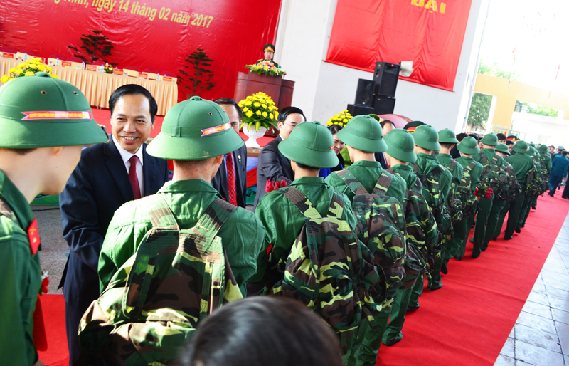 Đồng chí Phso Chủ tịch UBND tỉnh Đặng Huy Hậu chúc các tân binh lên đương hoàn thành xuất sắc nhiệm vụ