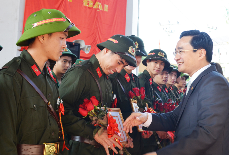 Đồng chí Nguyễn Anh Tú, Chủ tịch UBND TP Uông Bí đồng viên các tân binh