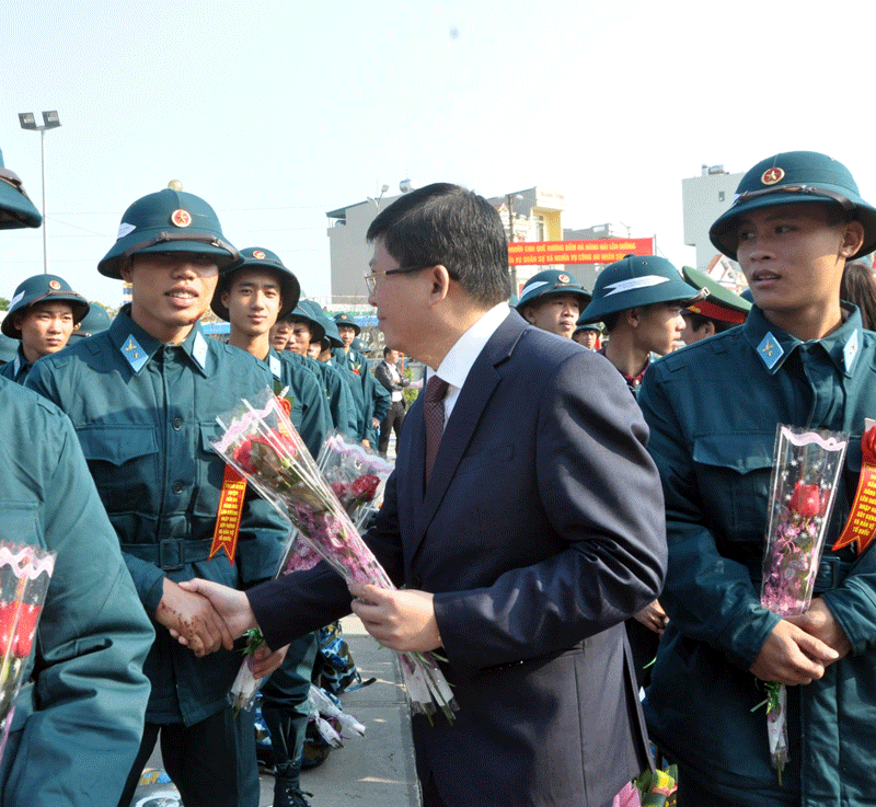 Lãnh đạo huyện Đầm Hà tặng hoa chúc mừng, động viên các tân binh lên đường nhập ngũ