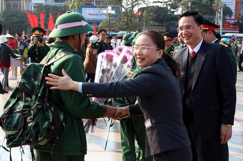 Lãnh đạo Tỉnh và huyện Hải Hà động viên tân binh lên đường nhập ngũ.