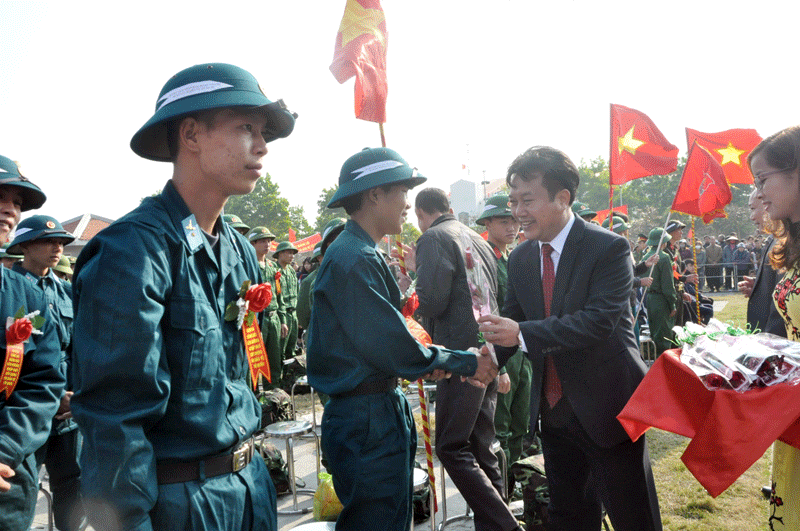 Đồng chí Nguyễn Đức Thành, Phó Chủ tịch HĐND tỉnh tặng hoa chúc mừng, động viên các tân binh lên đường nhập ngũ