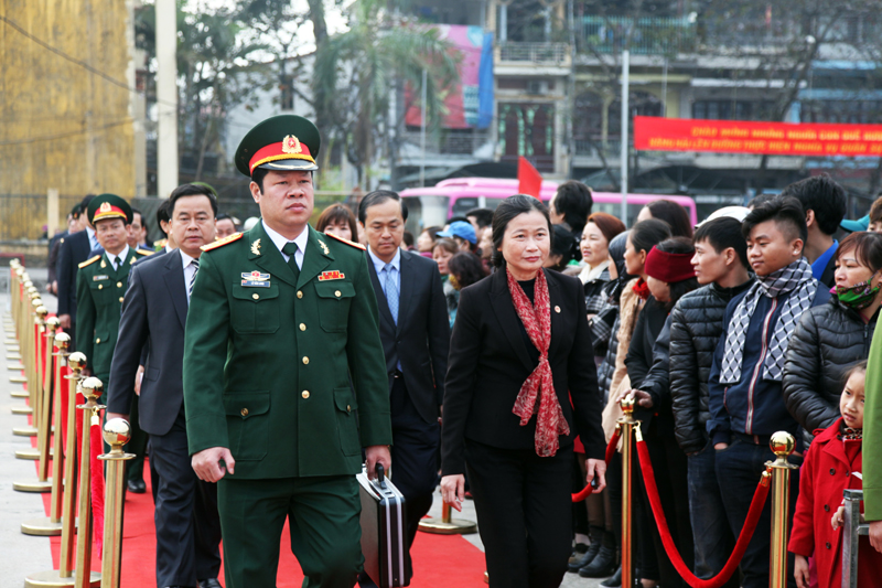 Phó Bí thư Thường trực Tỉnh ủy Đỗ Thị Hoàng, dự lễ giao nhận quân năm 2017 tại TP Cẩm Phả