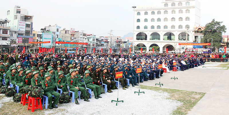 Trước giờ giao nhận quân, 249 tân binh của thành phố Cẩm Phả đã hàng ngũ chỉnh tề nhận nhiệm vụ