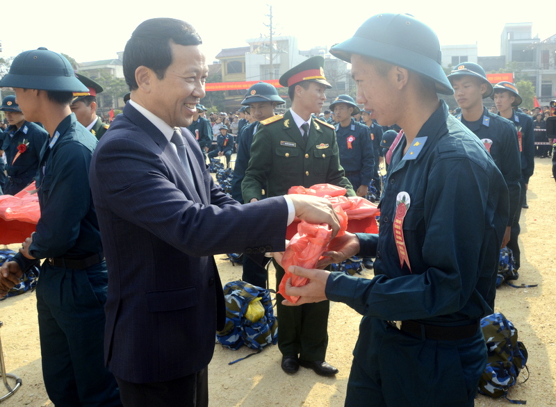 Đồng chí Nguyễn Văn Thành, Phó Chủ tịch UBND đã đến dự và tằng quà, động viên các tân binh của huyện Vân Đồn an tâm lên đường nhập ngũ