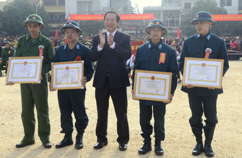 Đồng chí Mạc Thành Luân, Phó Bí thư Huyện ủy, Chủ tịch UBND huyện Vân Đồn tặng bằng khen cho các thanh niên ưu tú đã tình nguyện viết đơn xin nhập ngũ