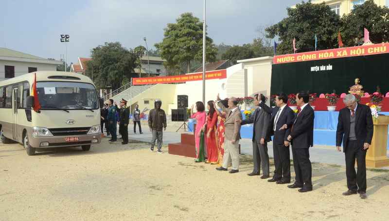 Đồng chí Nguyễn Văn Thành, Phó Chủ tịch UBND tỉnh cùng các đồng chí lãnh đạo địa phương vẫy tay tiễn chào các tân binh lên đường mạnh giỏi