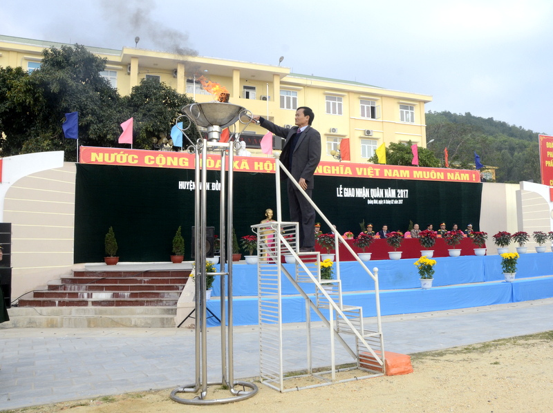Đồng chí Đoàn Văn Chỉnh, Bí thư Huyện ủy Vân Đồn thắp lên ngọn lửa truyền thống động viên các tân binh của huyện lên đường nhập ngũ đợt này