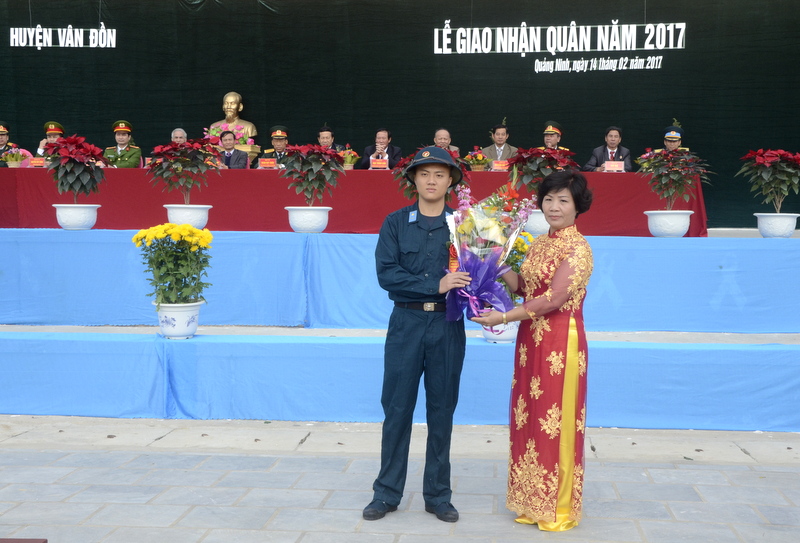 Các ban ngành, đoàn thể, tổ chức của huyện Vân Đồn tặng hoa cho đại diện của 92 công dân lên đường nhập ngũ đợt này