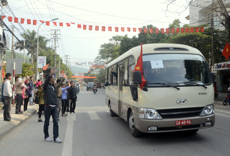 Người dân tại thị trấn Vân Đồn cũng đổ ra đường vẫy chào các tân binh khi đoàn xe hành quân đi qua