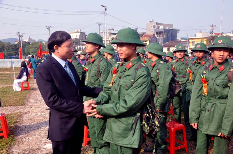 Đồng chí Nguyễn Xuân Ký, Phó Chủ tịch Thường trực HĐND tỉnh ân cần động viên tân binh trước giờ lên đường