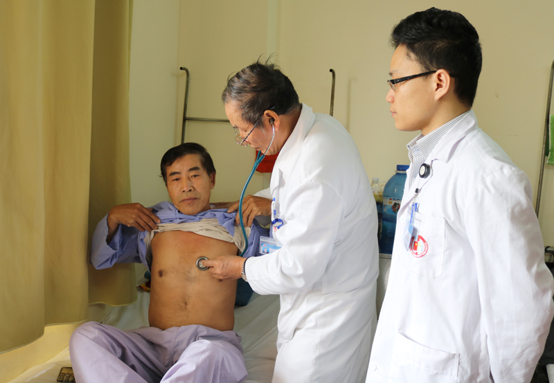 Các bác sĩ Khoa Nội-Tim mạch, Bệnh viện Việt Nam-Thụy Điển Uông Bí thăm khám cho bênh nhân. 