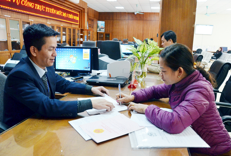 Cán bộ Trung tâm Hành chính công TP Cẩm Phả hướng dẫn công dân hoàn thiện hồ sơ thủ tục hành chính.