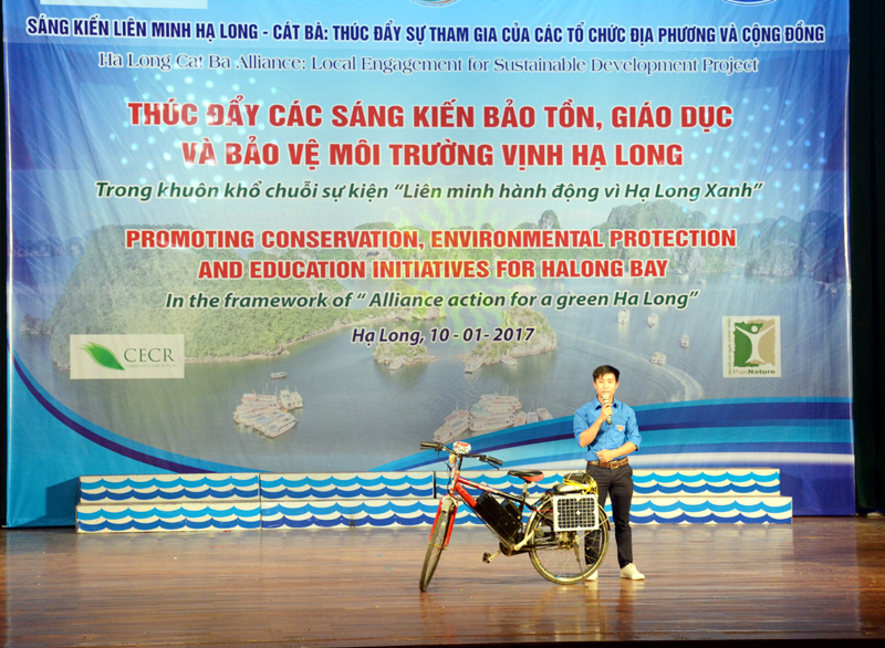 Nguyễn Duy Phong, học sinh lớp 12A, Trường THPT  Minh Hà (TX Quảng Yên) trình bày sáng kiến “Xe đạp chạy bằng năng lượng mặt trời”.
