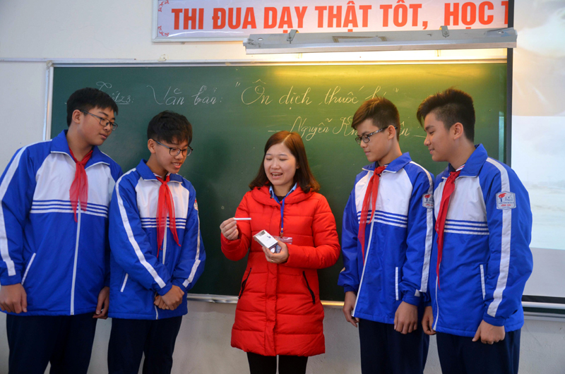 Học sinh lớp 8C, Trường THCS Hồng Hải (TP Hạ Long) được giáo viên tuyên truyền về tác hại của thuốc lá.