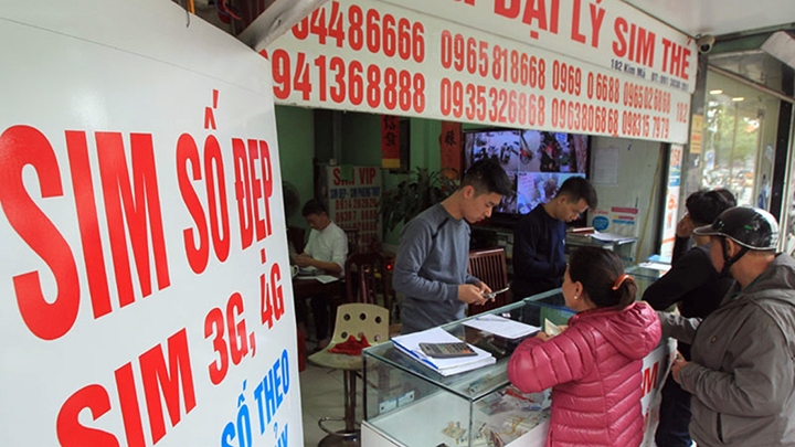 Một cửa hàng kinh doanh sim, thẻ điện thoại trên phố Kim Mã (Hà Nội). Ảnh minh họa: PHẠM HÙNG