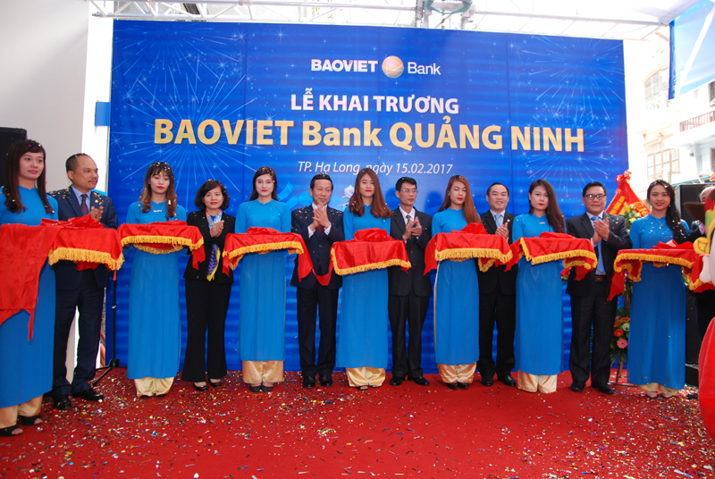 Các đại biểu cắt băng khai trương BAOVIET Bank Quảng Ninh