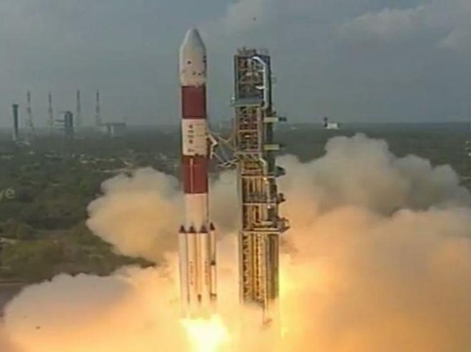 Tên lửa đẩy PSLV-C37 mang theo các vệ tinh được phóng từ bãi phóng ở Sriharikota, bang Andhra Pradesh, miền Nam Ấn Độ. (Nguồn: hindustantimes.com)