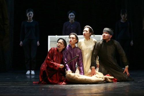 Toàn bộ diễn viên trong Quẫn do Trần Lực dàn dựng là sinh viên của trường Đại học Sân khấu - Điện ảnh Hà Nội. Ảnh: Nhà hát Tuổi trẻ.