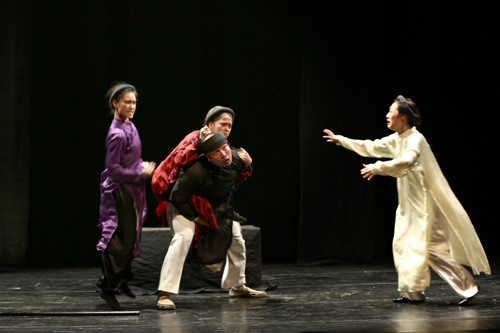Quẫn ra mắt khán giả vào 20h ngày 18/2 và 25/2 tại Nhà hát Tuổi trẻ, Hà Nội.