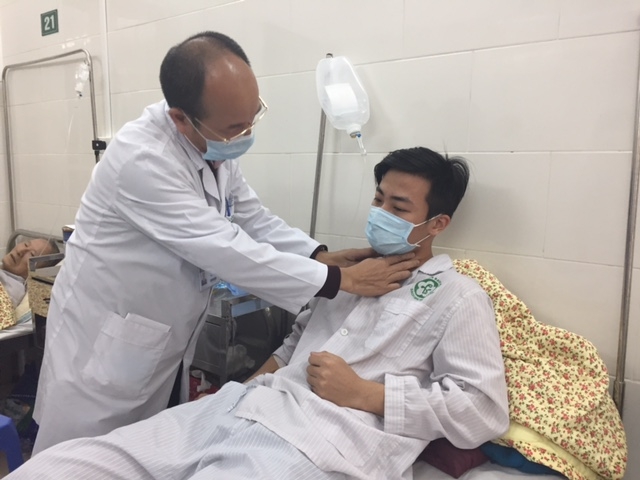 TS. Đỗ Duy Cường, Trưởng khoa Truyền nhiễm, Bệnh viện Bạch Mai đang khám cho bệnh nhân Bùi Quang T. mắc quai bị.