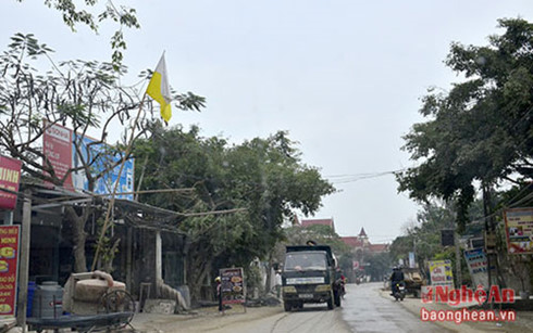Trên đoạn đường đi qua giáo xứ Song Ngọc. Ảnh chụp lúc 15h ngày 15/2 tại xã Quỳnh Ngọc (Quỳnh Lưu).