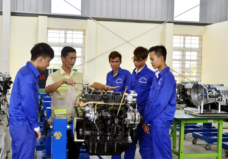 Sinh viên lớp cao đẳng nghề công nghệ ô tô khoá 1, Trường Cao đẳng nghề Việt - Hàn thực hành tại xưởng của nhà trường.