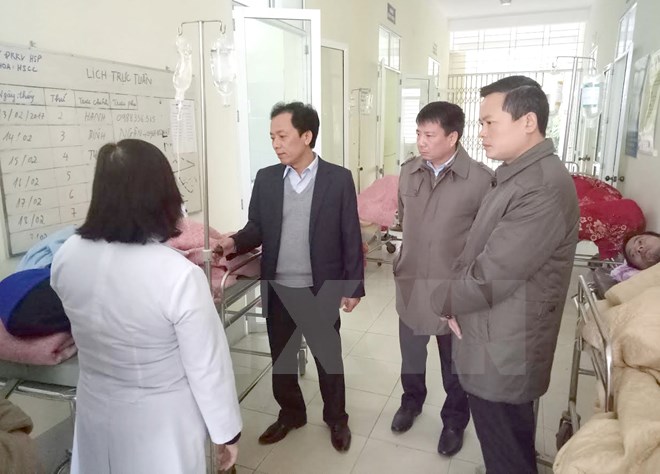 Lãnh đạo huyện Hoàng Su Phì thăm hỏi các nạn nhân. (Ảnh: Minh Tâm/TTXVN)