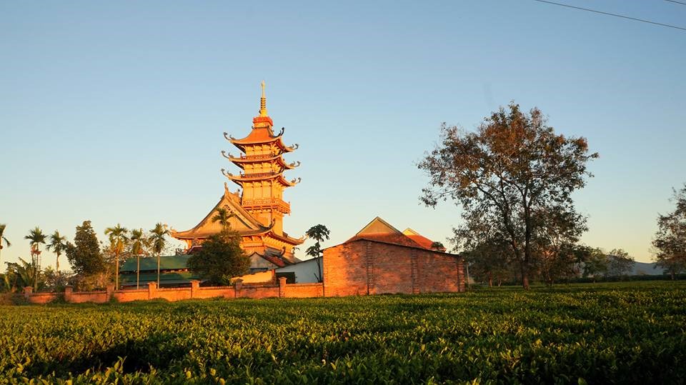Chùa Bửu Minh: Ngôi chùa nằm giữa đồi chè tọa lạc ở xã Nghĩa Hưng (huyện Chư Pah), cách trung tâm thành phố Pleiku hơn 15 km về phía bắc. Chùa có kiến trúc Phật giáo độc đáo, gần như hình vuông, mái cong mềm, có độ dốc như mái nhà rông Tây Nguyên. Ảnh: Huyen Chen.